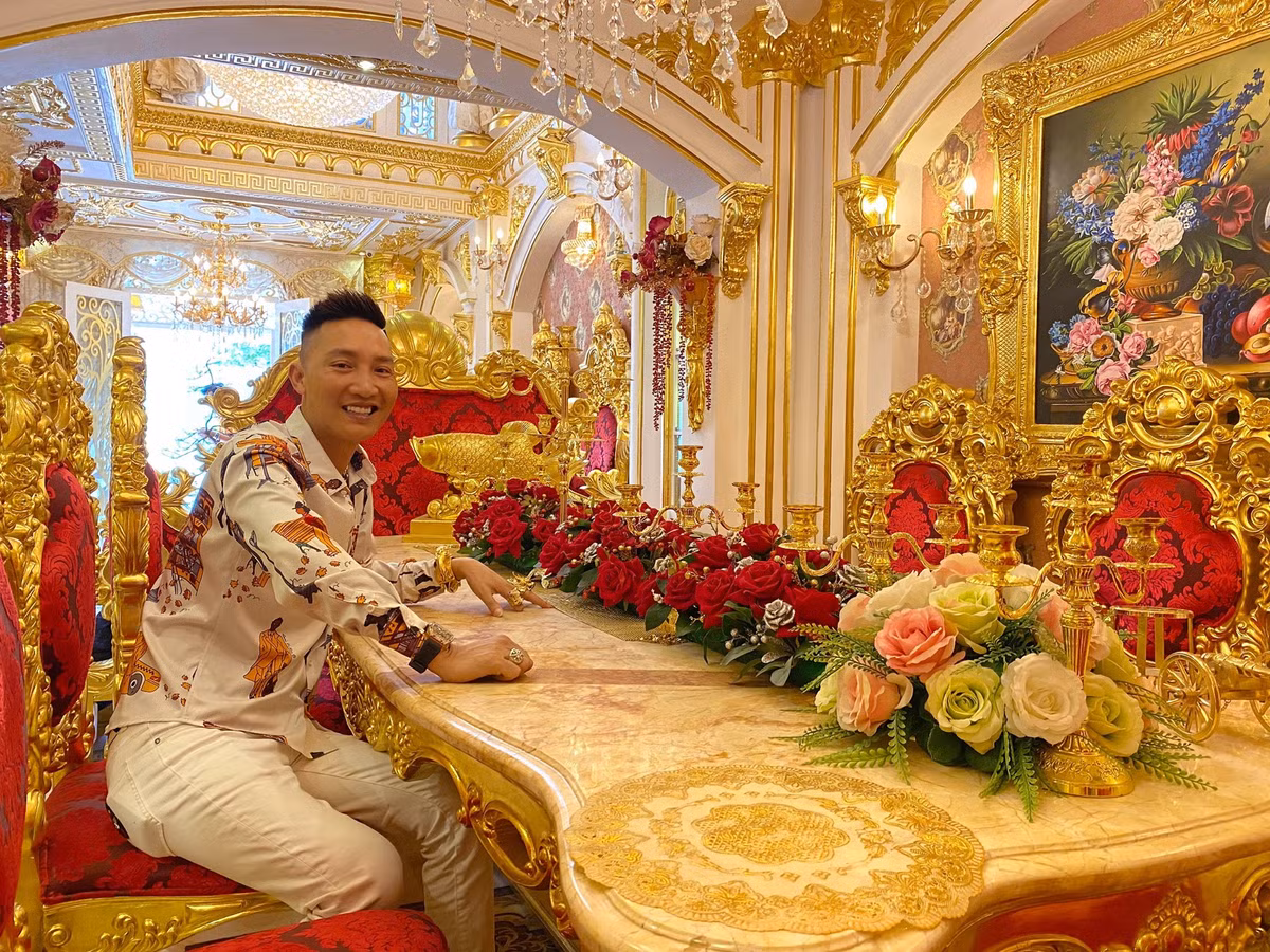 Về phía mình, Bùi Xuân Huấn chia sẻ rằng bản thân mình học hành, hiểu biết hạn chế nên đã không xin phép Cục xuất bản. Anh chỉ muốn xuất bản hai cuốn sách để làm kỷ niệm, bán cho những người có nhu cầu, toàn bộ tiền bán sách sẽ được sử dụng cho việc từ thiện.