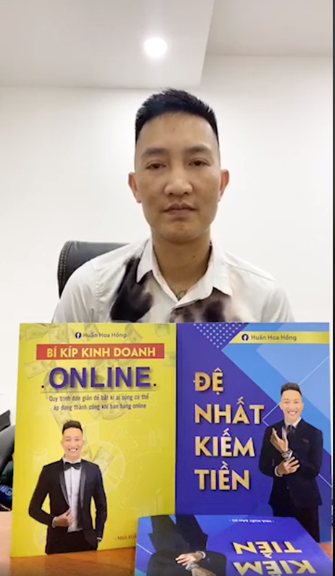 Trên trang cá nhân của mình, giang hồ quê Yên Bái thường xuyên livestream, quảng cáo. Theo anh, những bí quyết thành công trong kinh doanh online đều được chia sẻ đầy đủ trong 2 cuốn sách này.