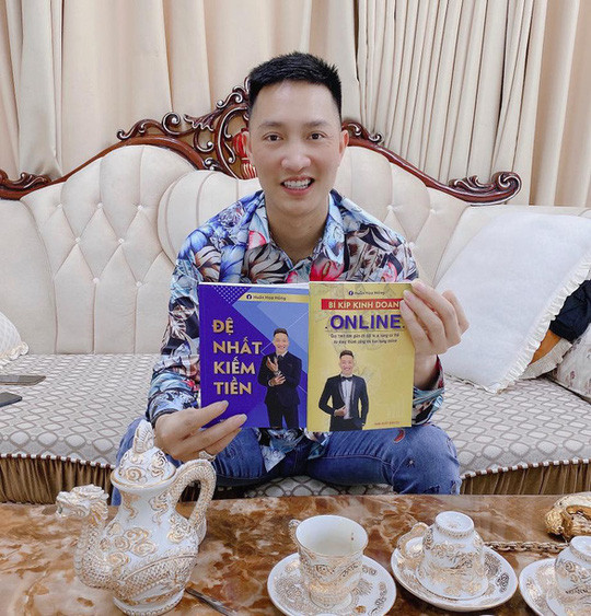 "Trình độ có khi còn chưa hết phổ thông mà đòi viết sách dạy đời, viết sách không phải việc đơn giản đâu mà cứ nghĩ viết nhăng viết cuội gì cũng được", "Từ bao giờ mà một người phê ma túy, suốt ngày dọa đâm chém, đòi nợ cũng ra được sách như nhà văn, nhà kinh tế học vậy?" - Dân mạng bức xúc bình luận.