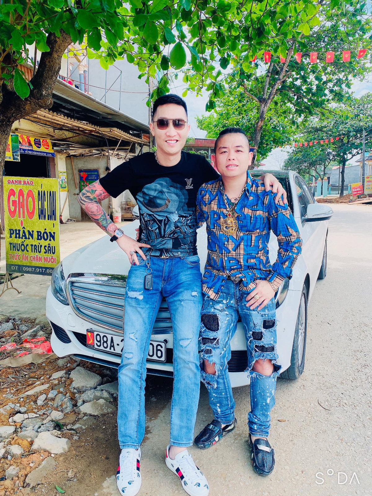 Điều đó chẳng có gì lạ khi mà mối quan hệ của Huấn và Tuyền rất thân thiết, thường xuyên tương tác trên trang cá nhân.