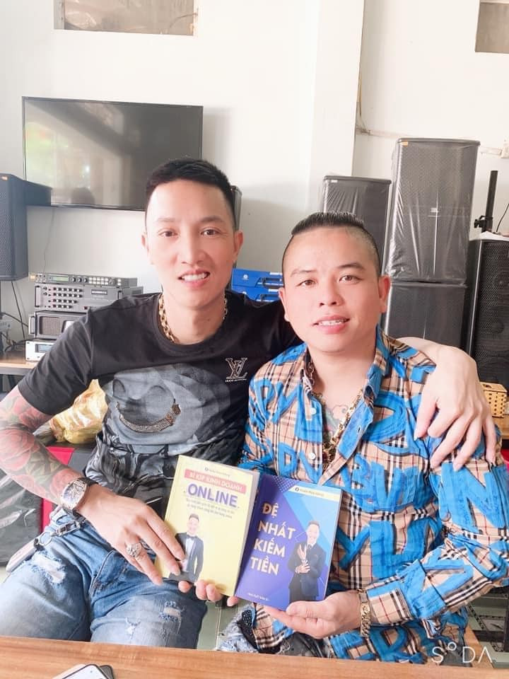 Không chỉ riêng mình giang hồ mạng Huấn Hoa Hồng mà cả Dương Minh Tuyền cũng rất chăm chỉ cho bộ sách dạy làm giàu này.