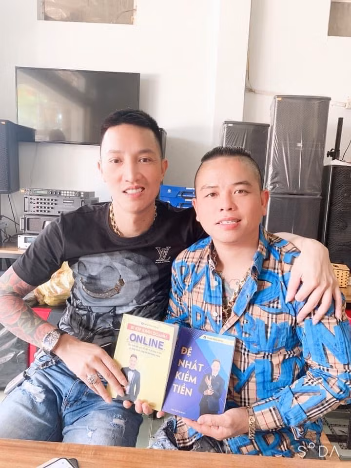 Không chỉ riêng mình giang hồ mạng Huấn Hoa Hồng mà cả Dương Minh Tuyền cũng rất chăm chỉ cho bộ sách dạy làm giàu này.