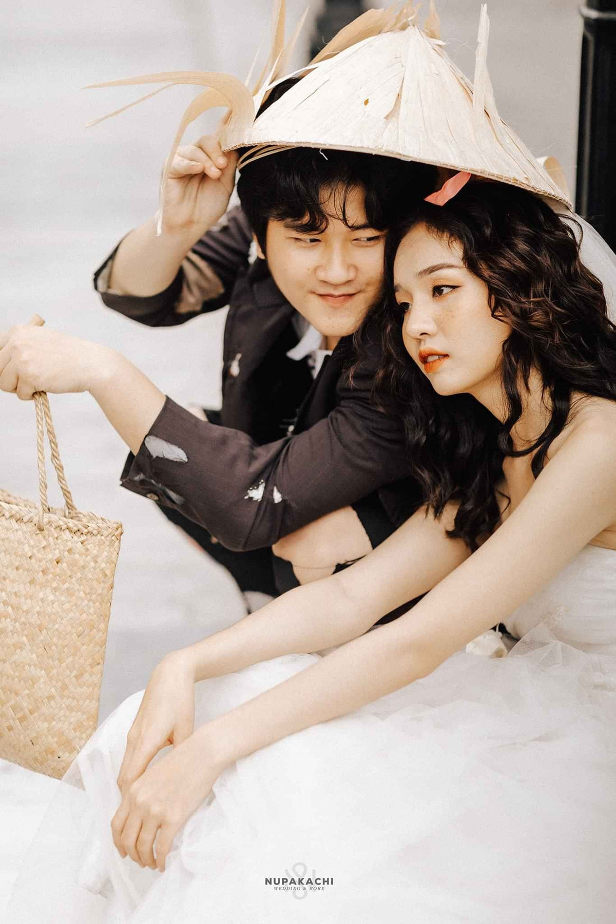 Nhan sắc của cô dâu, chú rể cũng được nhiều người dành lời khen ngợi. Trong khi chú rể sở hữu vẻ ngoài như trai Hàn thì cô dâu lại xinh không kém hot girl.