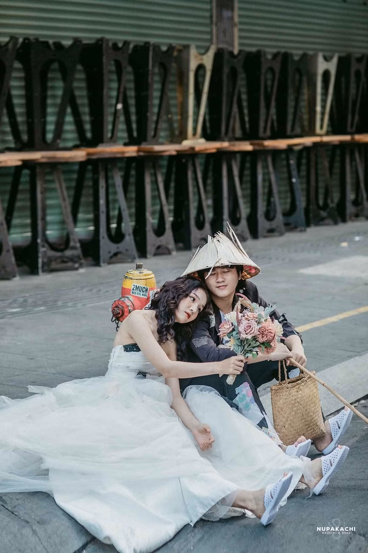 Bo anh cuoi gay sot mang mua COVID-19 phong cach an may chang giong ai