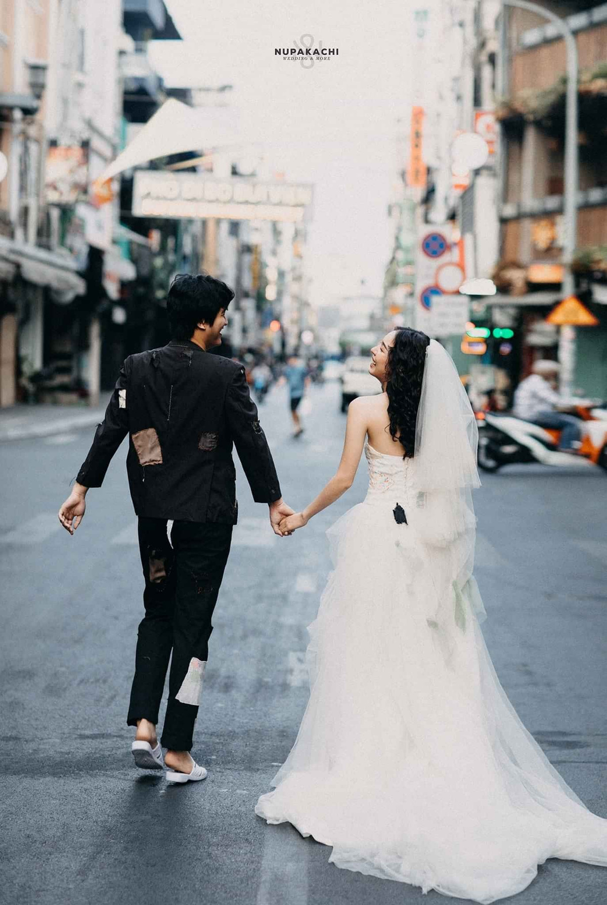 Phụ kiện của cả hai cũng chẳng cầu kỳ như những cặp đôi khác mà chỉ vỏn vẹn hai đôi déo tổ ong huyền thoại, nón rách tả tơi, gậy "cái bang" và chiếc bị nan để đựng đồ.