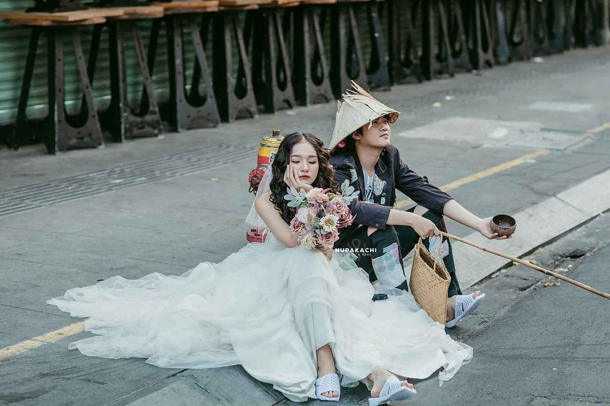 Vì cưới nhau đúng dịp đại dịch COVID-19 bùng phát ở Việt Nam nên một cặp đôi Sài Gòn đã lên kế hoạch thực hiện bộ ảnh cưới phong cách cực độc đáo: ăn mày. Ngay sau khi đăng tải lên mạng xã hội, bộ ảnh trên đã nhận được rất nhiều lời khen ngợi bởi ý tưởng hài hước của cặp cô dâu chú rể này.