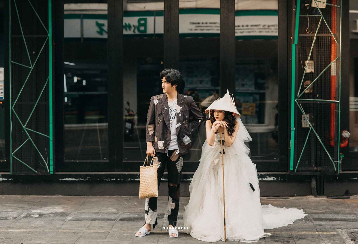 Với ý tưởng thực hiện ảnh cưới độc đáo này, đương nhiên phim trường hay những địa điểm sang chảnh không phải là chỗ thực hiện bộ ảnh. Thay vào đó, đường phố là nơi để cô dâu chú rể chụp hình.