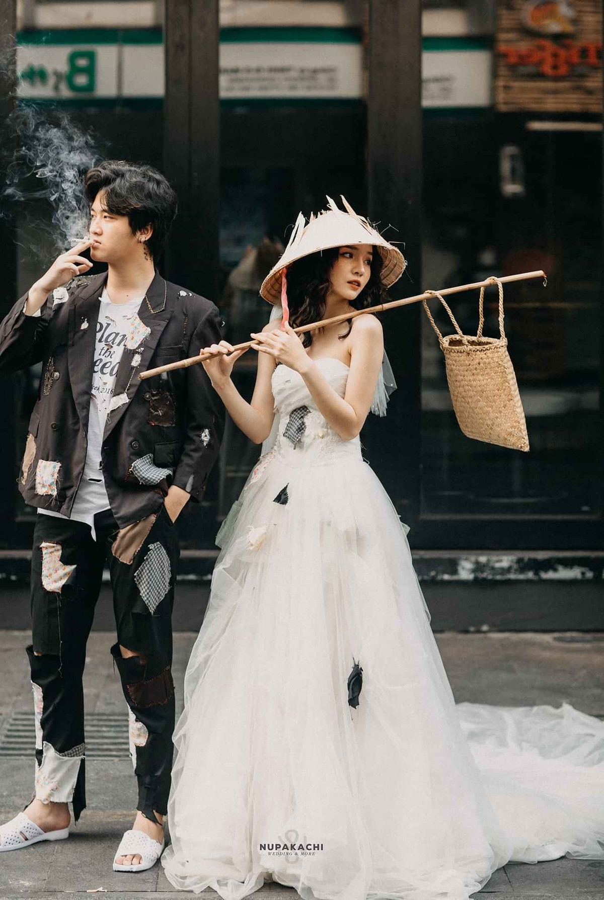 Chú rể và cô dâu tạo dáng cực kỳ bụi bặm, đúng theo phong cách "cái bang" như trong tiểu thuyết kiếm hiệp của Kim Dung.