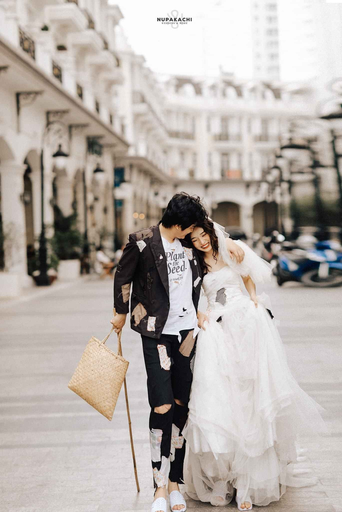 "Đáng yêu thật, dịch COVID-19 đang hoành hành, nghỉ việc hết thì lấy đâu ra tiền chụp ảnh cưới sang chảnh? Ý tưởng quá hay, sau nhìn vào là nhớ ngay lại câu chuyện cưới mùa dịch bệnh, dắt tay nhau đi ăn xin", "Nhìn tưởng đơn giản nhưng bộ ảnh cực kỳ đầu tư đấy, phá hẳn một chiếc váy cưới, một bộ suit ra để vá chằng chịt thế kia cơ mà" - Dân mạng bình luận.