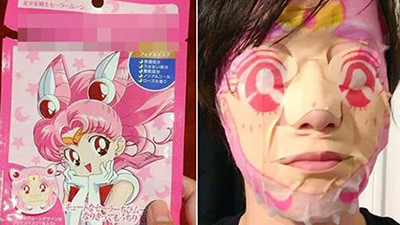 Chiếc mặt nạ thuỷ thủ mặt trăng này cũng chịu chung số phận. Khi đắp lên mặt, cô gái trông như yêu quái chứ không hề giống mẫu trên bao bì.