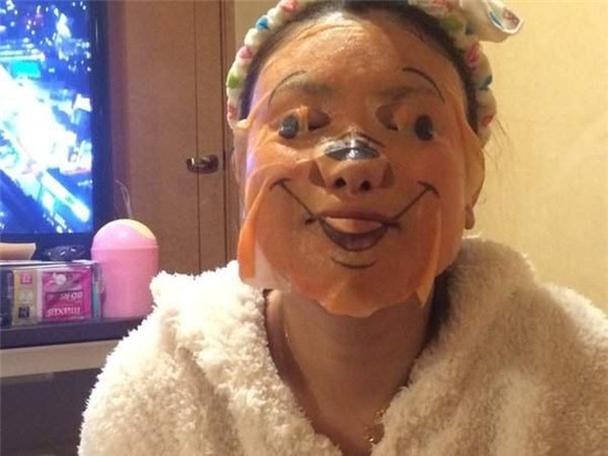 Bao bì in đẹp là thế nhưng khi đắp lên mặt thì chiếc mặt nạ bị biến dạng trông chẳng khác nào gấu Pooh bị...ong đốt.