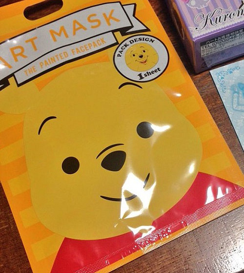 Đắp mặt nạ là hình thức dưỡng da quen thuộc của hội chị em. Bên cạnh công dụng, nhiều hãng mặt nạ chú trọng sản xuất mẫu mã bắt mắt cũng được nhiều chị em yêu thích. Tuy nhiên, bao bì đẹp là một chuyện, khi đắp lên mặt có đẹp hay không lại là chuyện khác.