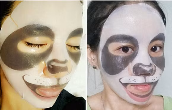 Đây có lẽ là cô nàng thành công nhất với chiếc mặt nạ in hình động vật bởi ít nhất vẫn nhận ra đây là hình con gấu trúc. Nhưng con gấu này trông không đáng yêu lắm thì phải?