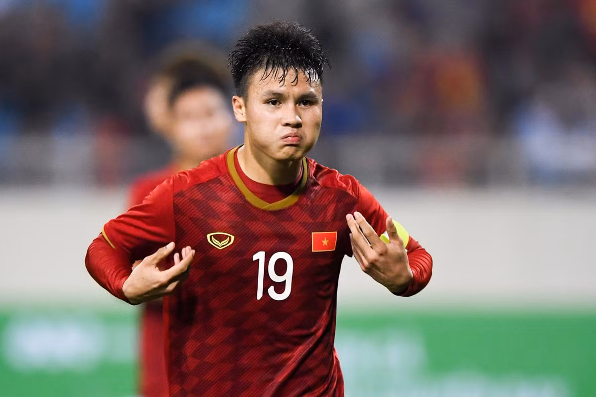 "Hải con" là cái tên quá quen thuộc của Nguyễn Quang Hải bởi anh sở hữu ngoại hình nhỏ con nhất nhì đội nhưng nhanh nhẹn, và cực "lì" trên sân cỏ.