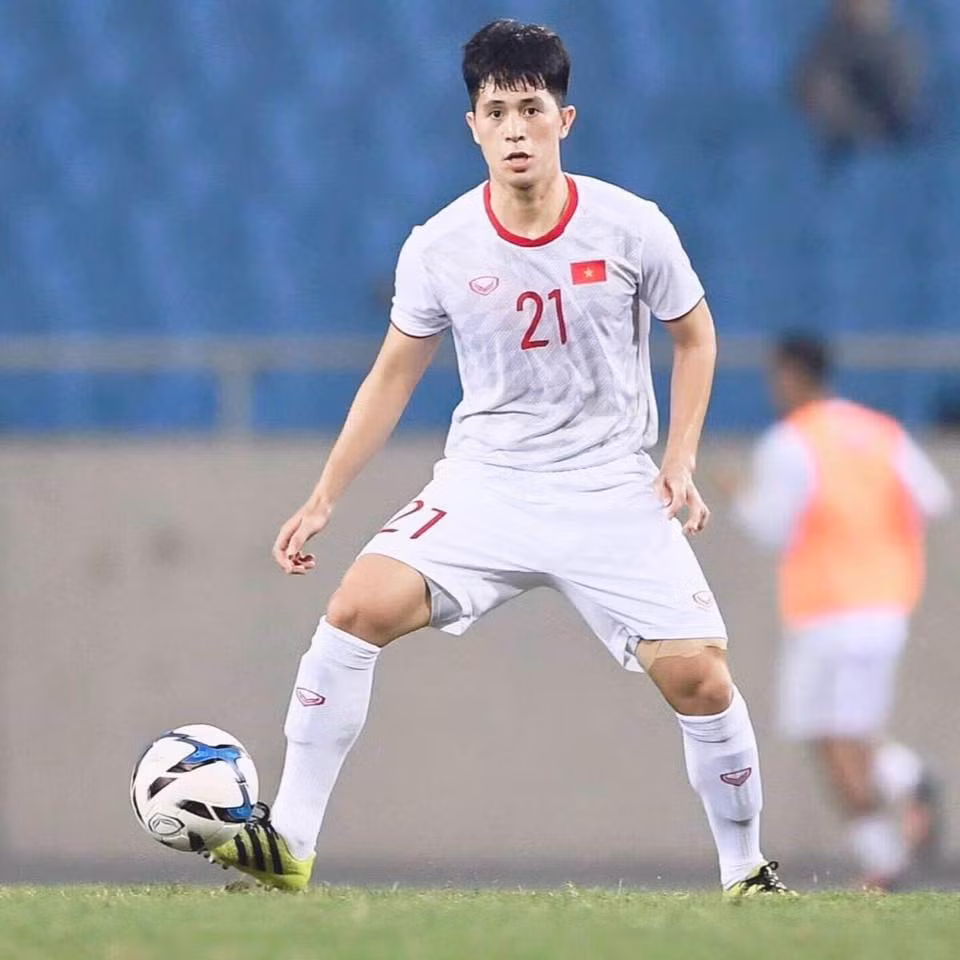 Người hâm mộ bóng đá Việt Nam hẳn đã quá quen thuộc với biệt danh của Đình Trọng là "Trọng Ỉn" bởi anh mũm mĩm và sở hữu nước da hồng hào hoặc "Trọng sơ-vin" bởi cầu thủ U23 Việt Nam luôn ra sân trong bộ dạng cho áo vào trong quần. Anh chàng từng tâm sự rằng không sợ đội bạn mạnh chỉ sợ ra sân mà không được...sơ-vin.