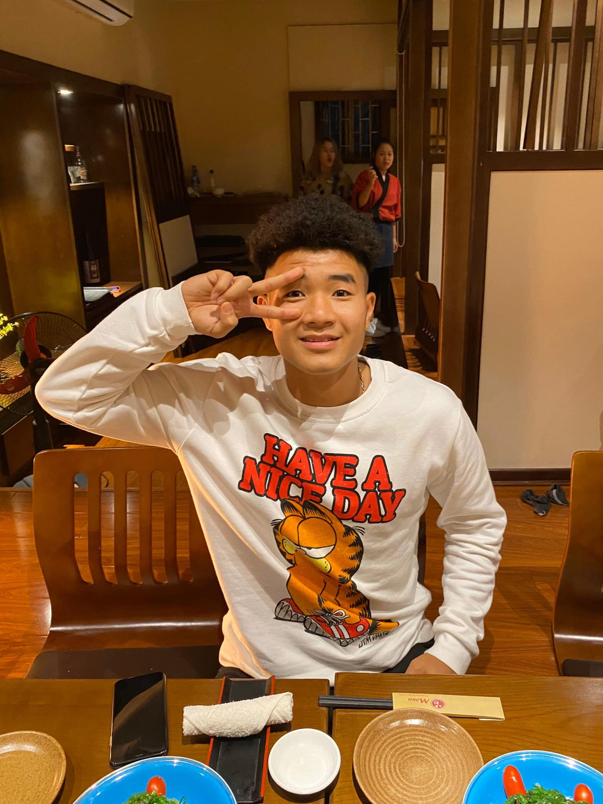 Cái tên Chinh "đen" xuất phát từ việc Hà Đức Chinh sở hữu làn da quá đen, có thể gọi là đen nhất tuyển U23 Việt Nam. Thế nhưng sau SEA Games 30, nhờ việc ghi 8 bàn thắng và thể hiện được phong độ thi đấu tốt nên anh chàng được fan ưu ái đổi tên cho thành Chinh "đỏ".