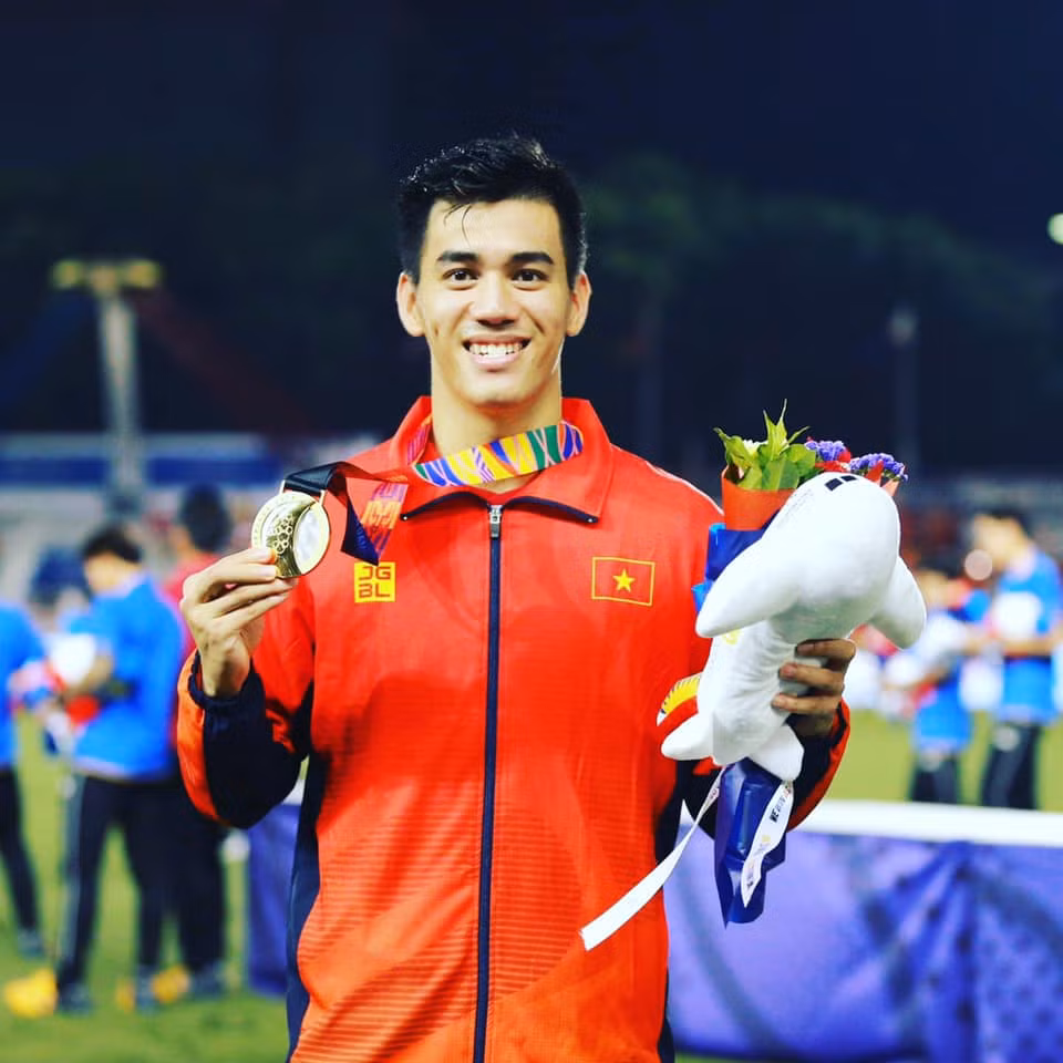 Tiến Linh thường được biết đến với biệt danh "Linh phá đội", thế nhưng mới đây, "hoàng tử" Đức Huy đã bật mí rằng anh còn có một biệt danh khác đó chí là "Linh ốc hương". Lý do cầu thủ U23 Việt Nam được đồng đội đặt cho cái tên kỳ quặc này là do anh cực kỳ thích ăn món ốc hương nướng.