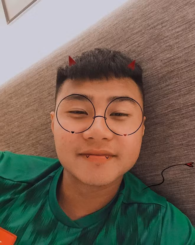 Sở hữu khuôn mặt mũm mĩm và nước da không được trắng cho lắm, thủ môn Văn Toản được đặt cho biệt danh "bánh bao cháy Hải Phòng" khiến ai nghe qua cũng đều phải bật cười.