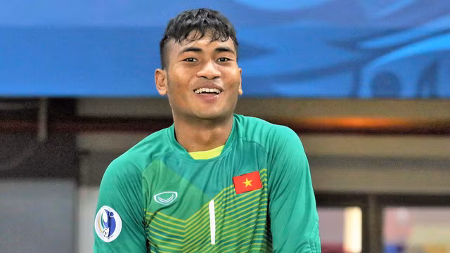 Sinh năm 2001, thủ môn Y Eli Niê được người hâm mộ gọi yêu là "bé út".