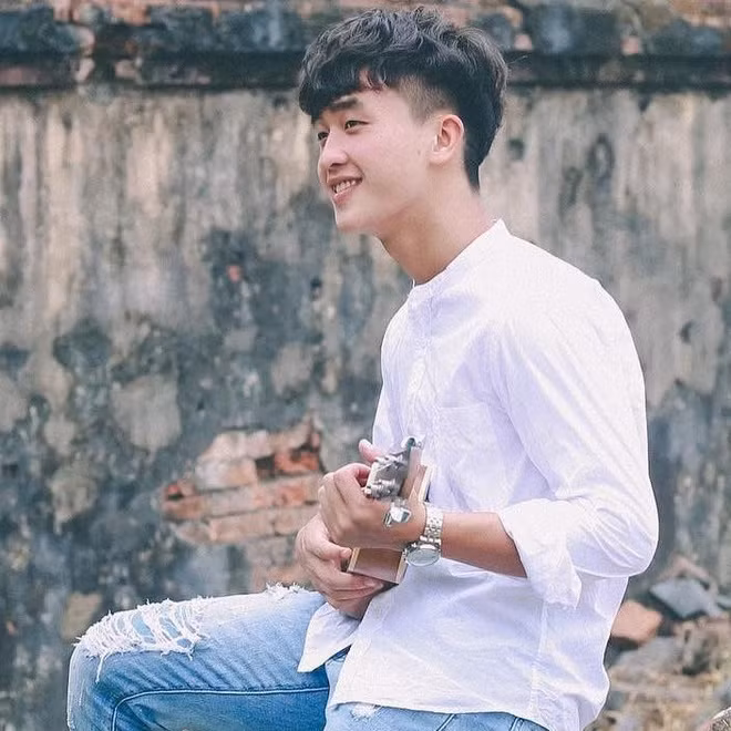 Danh Trung là một trong những cái tên sáng giá cho vị trí visual tuyển U23 Việt Nam. Với đôi mắt hí, mái tóc xoăn, anh được người hâm mộ gọi với cái tên "Hot boy Hàn Quốc".