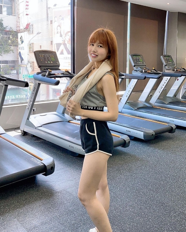 "Cô ta thật ích kỷ, sẵn sàng dìm hàng, chơi xấu bạn để mình được đẹp lên. Kiểu bạn như này thật không nên chơi cùng", "Dù hình ảnh có đẹp đến đâu thì cũng chẳng ai tin cô ta thật sự xinh đâu. Một thiếu sót về nhân cách" - Cộng đồng mạng bức xúc.