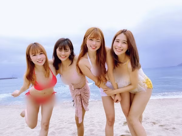 Một số tấm hình nguyên vẹn cũng được đăng tải. Nhan sắc của cả 4 hot girl nhận được sự tán dương từ phía cộng đồng mạng.