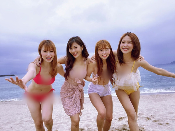 Sau đó, các cô gái trong bức hình cho biết đây chỉ là trò trêu đùa lẫn nhau mà thôi, không hề có bất kỳ xích mích nào tồn tại trong tình bạn này.