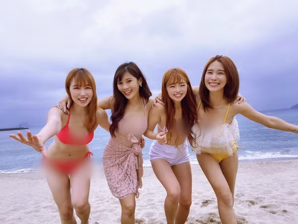 Sau đó, các cô gái trong bức hình cho biết đây chỉ là trò trêu đùa lẫn nhau mà thôi, không hề có bất kỳ xích mích nào tồn tại trong tình bạn này.