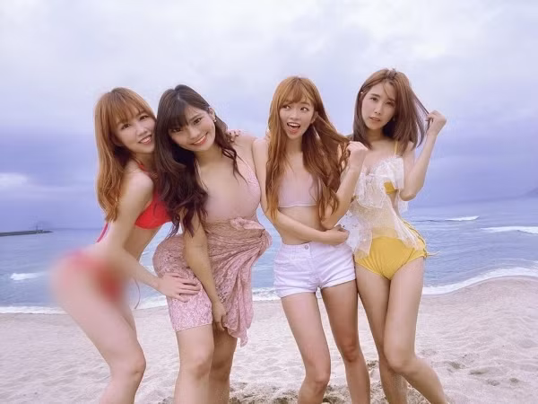 Mới đây, trên mạng xã hội xuất hiện bức ảnh 4 cô gái xinh đẹp tạo dáng trên bãi biển thu hút sự chú ý của cộng đồng mạng. Điều đáng nói, hình ảnh sống ảo này đã bị chỉnh sửa một cách quá đà, 3 cô sở hữu khuôn mặt, thân hình chuẩn chỉ, còn 1 cô thì méo mặt, cong chân trông đến khổ.