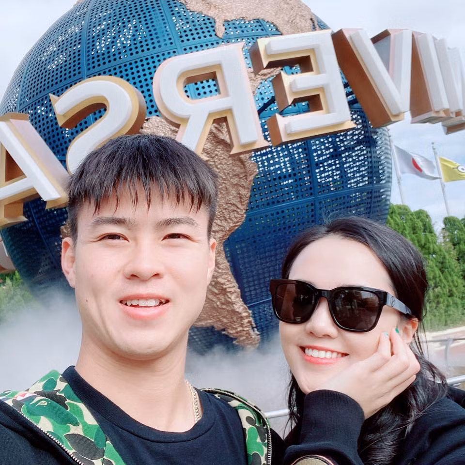 Quỳnh Anh (SN 1996) là cựu sinh viên của Học viện Ngoại giao. Cô là ai nữ thứ 2 của ông Nguyễn Giang Đông - cựu chủ tịch CLB Sài Gòn FC. Sinh ra trong gia đình giàu có nên cuộc sống của cô nàng ngập trong đồ hiệu, những chuyến du lịch sang chảnh. Mới đây, bạn gái Duy Mạnh còn tự sắm một chiếc ô tô hạng sang khiến nhiều người ngưỡng mộ.