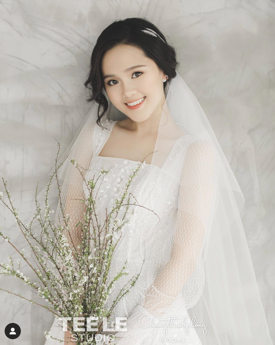 Bên cạnh bộ ảnh cưới đẹp theo phong cách Hàn Quốc, Quỳnh Anh và Duy Mạnh còn nhiều lần khiến người hâm mộ ghen tỵ bởi những hành động vô cùng ngọt ngào. Trên mạng xã hội, cả hai thường xuyên chia sẻ khoảnh khắc đáng yêu của đối phương trong quá trình chuẩn bị cho lễ cưới.