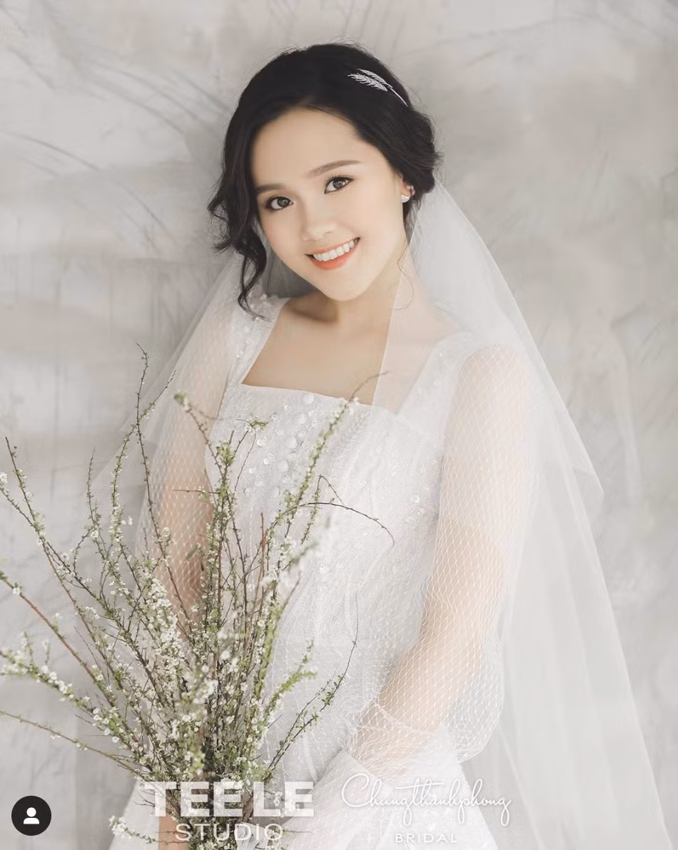 Bên cạnh bộ ảnh cưới đẹp theo phong cách Hàn Quốc, Quỳnh Anh và Duy Mạnh còn nhiều lần khiến người hâm mộ ghen tỵ bởi những hành động vô cùng ngọt ngào. Trên mạng xã hội, cả hai thường xuyên chia sẻ khoảnh khắc đáng yêu của đối phương trong quá trình chuẩn bị cho lễ cưới.