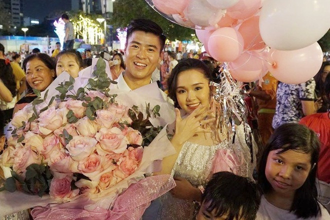 Vào tối ngày 1/1/2020, Duy Mạnh đã cầu hôn bạn gái vô cùng lãng mạn và được bạn gái gật đầu đồng ý tại phố đi bộ Nguyễn Huệ, TP HCM và nhận được sự quan tâm của nhiều người. Ngay khi trở về Hà Nội, cặp đôi đã lên kế hoạch làm đám cưới, chụp ảnh và gửi thiệp mời tới bạn bè, đồng nghiệp.