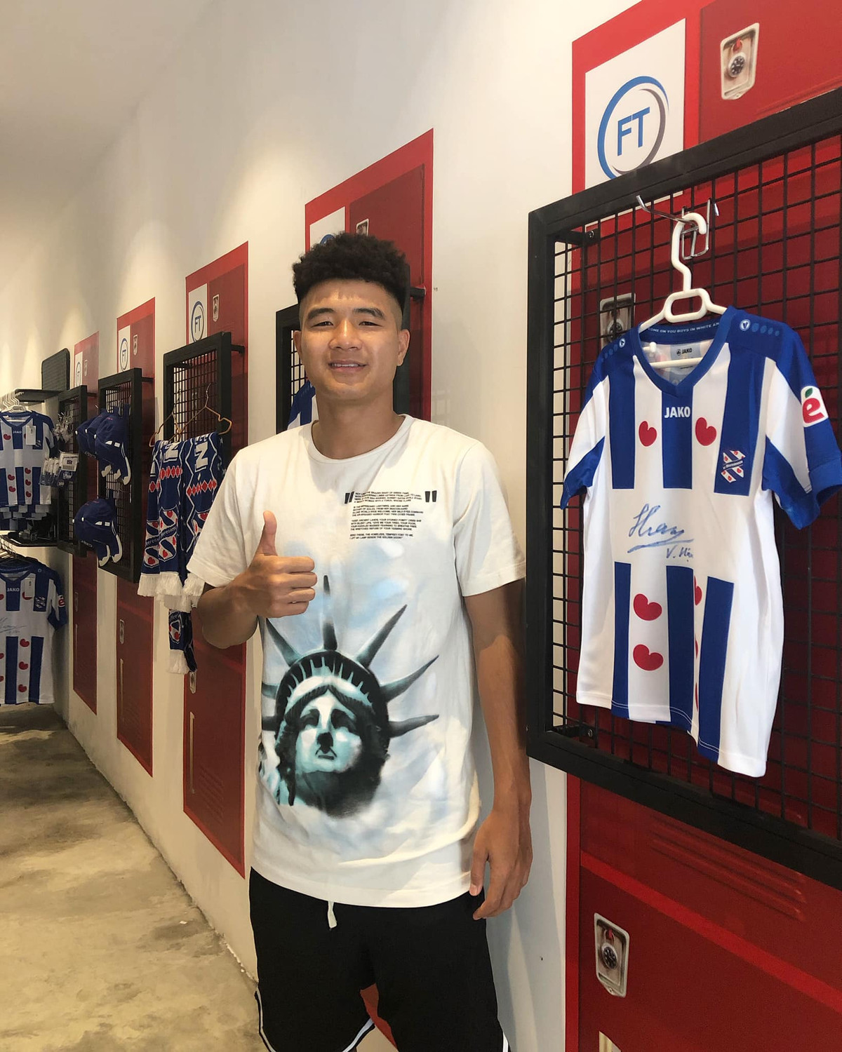 Với kiểu tóc mới hoàn toàn, hy vọng Hà Đức Chính sẽ được "giải vía", thi đấu tốt tại SEA Games 30. Dứt điểm là một yếu điểm của tiền đạo người Phú Thọ, chính vì vậy HLV Park Hang-seo đã cho anh luyện tập sút bóng rất nhiều.