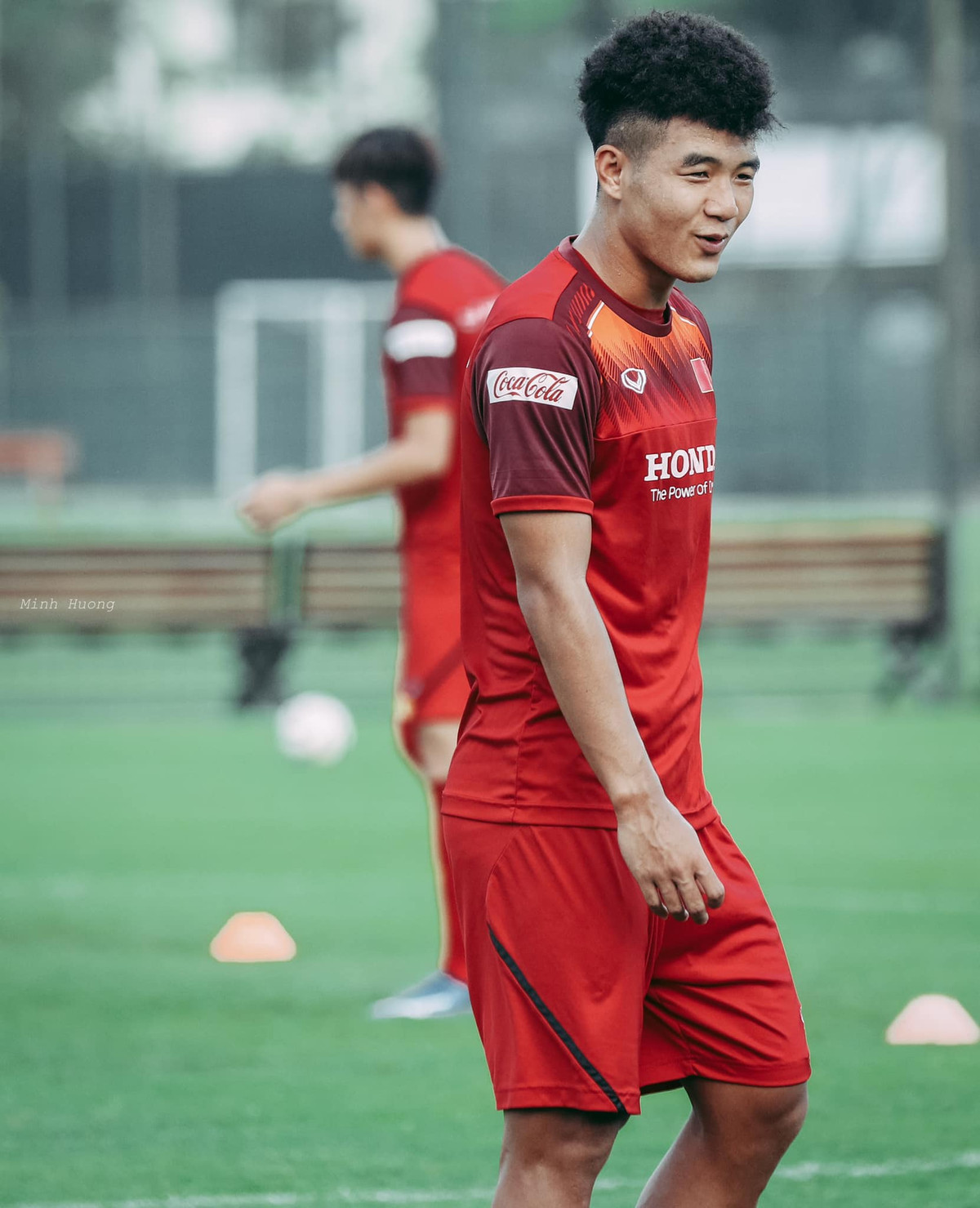 Với khuôn mặt và tính cách hài hước, làn da ngăm đen, nhiều người hâm mộ cho rằng cầu thủ quê Phú Thọ đặc biệt phù hợp mới kiểu đầu mới lạ này.