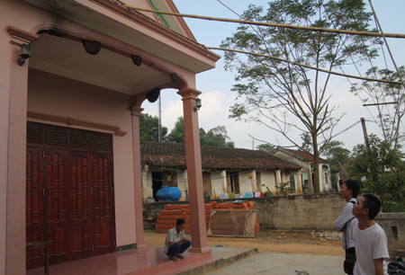 Mặc dù vậy, từ khi có 4 tổ ong treo lủng lẳng trước cửa nhà, gia đình anh Hảo lúc nào cũng "cửa đóng then cài" nơm nớp lo sợ ong đ‌ốt bất cứ lúc nào.