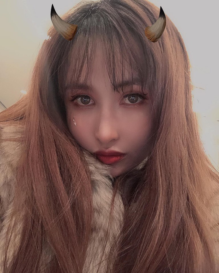 Đầu tư vào việc sống ảo, không khó để nhận thấy những bức hình selfie Mina Phạm đăng tải đều từng qua 7749 lớp filter ảo diệu.