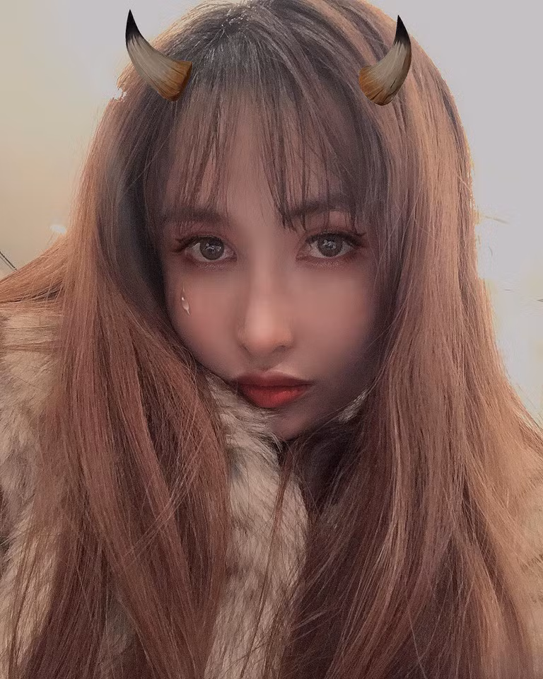 Đầu tư vào việc sống ảo, không khó để nhận thấy những bức hình selfie Mina Phạm đăng tải đều từng qua 7749 lớp filter ảo diệu.