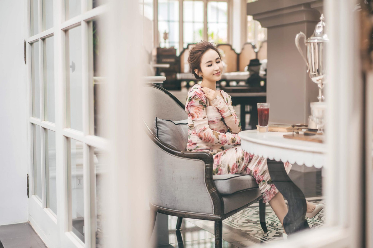 CĐM không khỏi "câm nín" trước nhan sắc thật có phần già nua của cô nàng. So với những tấm ảnh trên trang cá nhân, mặt mộc của Mina Phạm lộ rõ vết lão hoá, làn da sạm màu và các đường nét không thật xuất sắc.