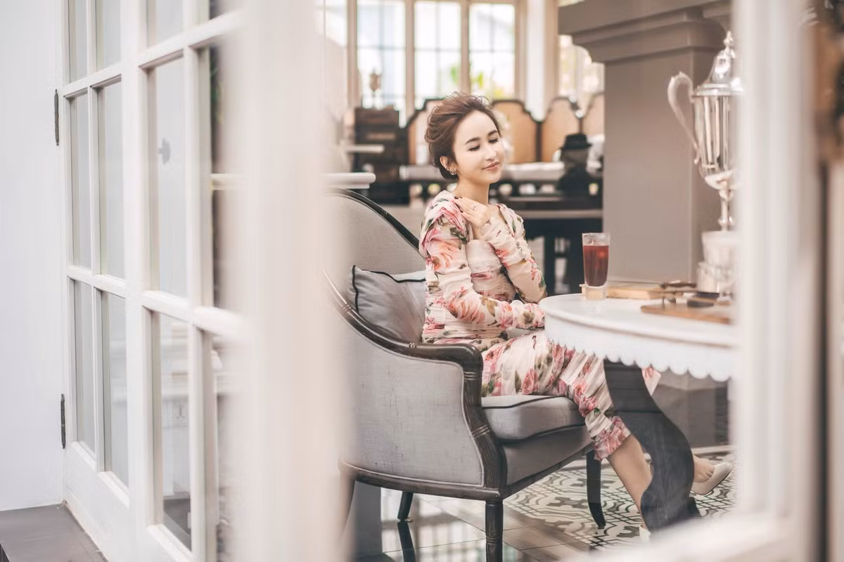 CĐM không khỏi "câm nín" trước nhan sắc thật có phần già nua của cô nàng. So với những tấm ảnh trên trang cá nhân, mặt mộc của Mina Phạm lộ rõ vết lão hoá, làn da sạm màu và các đường nét không thật xuất sắc.