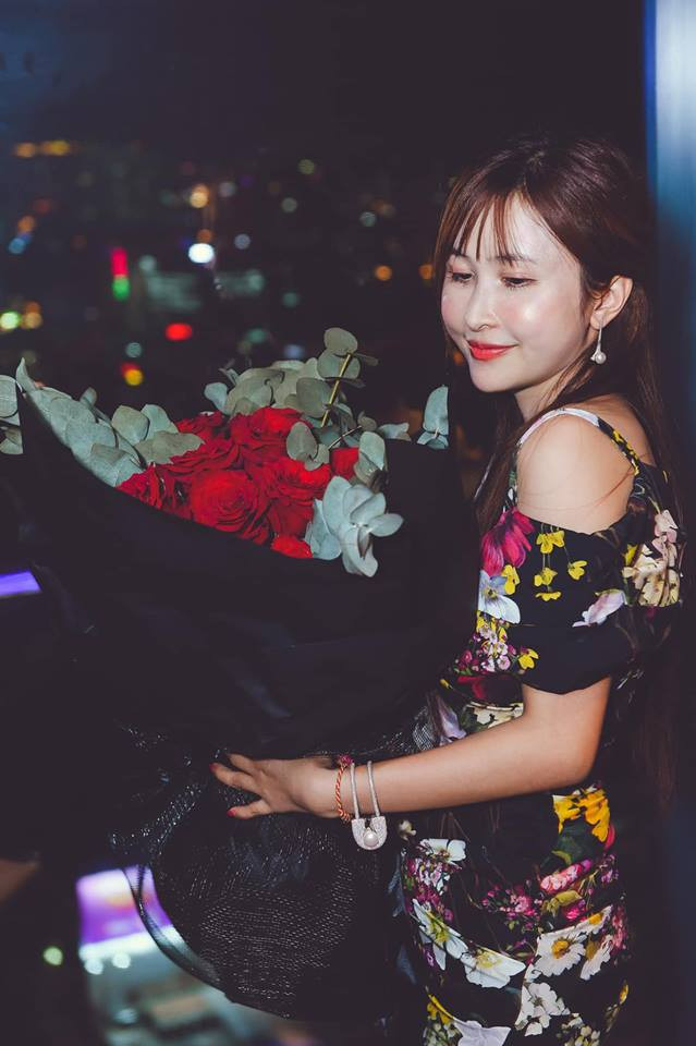 Tuy nhiên, mới đây CĐM sửng sốt khi phát hiện nhan sắc thật của vợ đại gia Minh Nhựa dưới 7749 lớp makeup và filter.