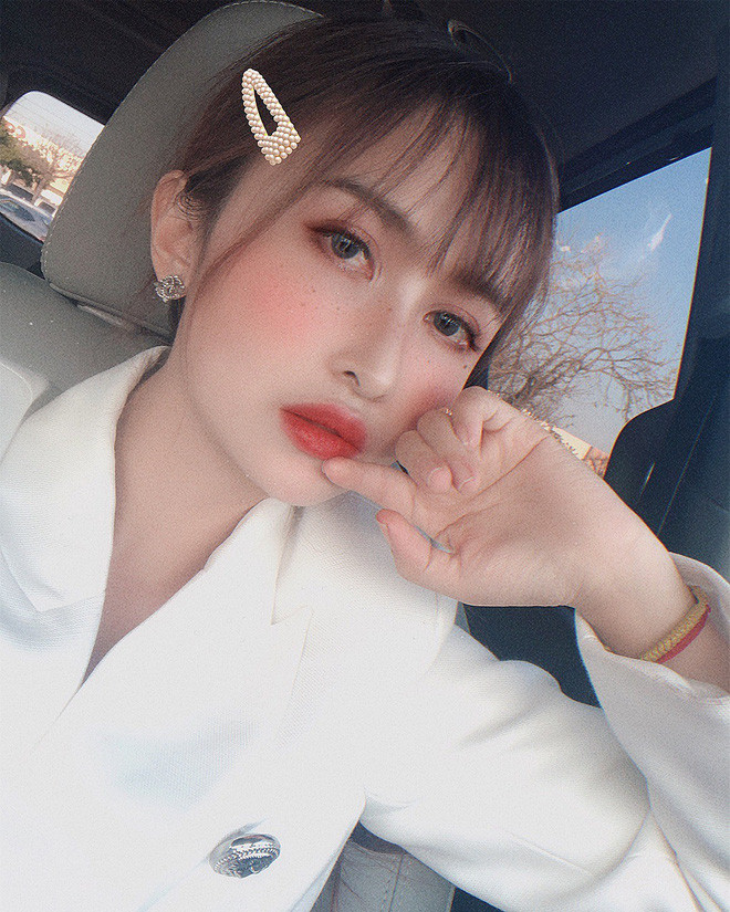 Gương mặt Mina sau khi được trang điểm kĩ càng, qua vài app chỉnh ảnh trở nên thon gọn, làn da căng bóng mịn màng và xinh đẹp không góc chết.