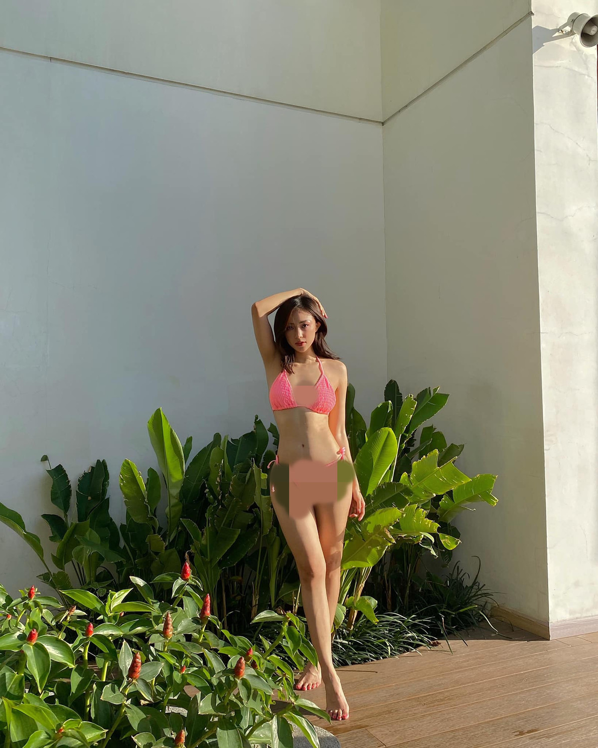 Theo dõi Salim, nhiều người cảm nhận được sự thay đổi hoàn toàn phong cách. Từ một cô nàng dễ thương với gu ăn mặc đơn giản, giờ đây hot girl Hà thành chuộng những bộ đồ khoe body vô cùng quyến rũ.