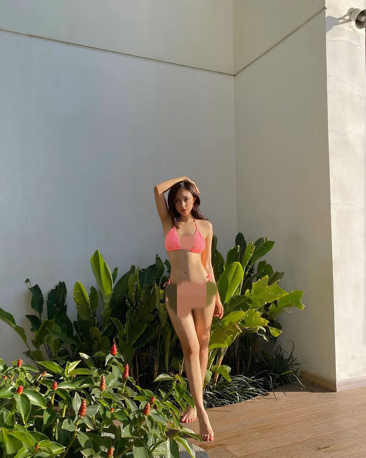 Theo dõi Salim, nhiều người cảm nhận được sự thay đổi hoàn toàn phong cách. Từ một cô nàng dễ thương với gu ăn mặc đơn giản, giờ đây hot girl Hà thành chuộng những bộ đồ khoe body vô cùng quyến rũ.