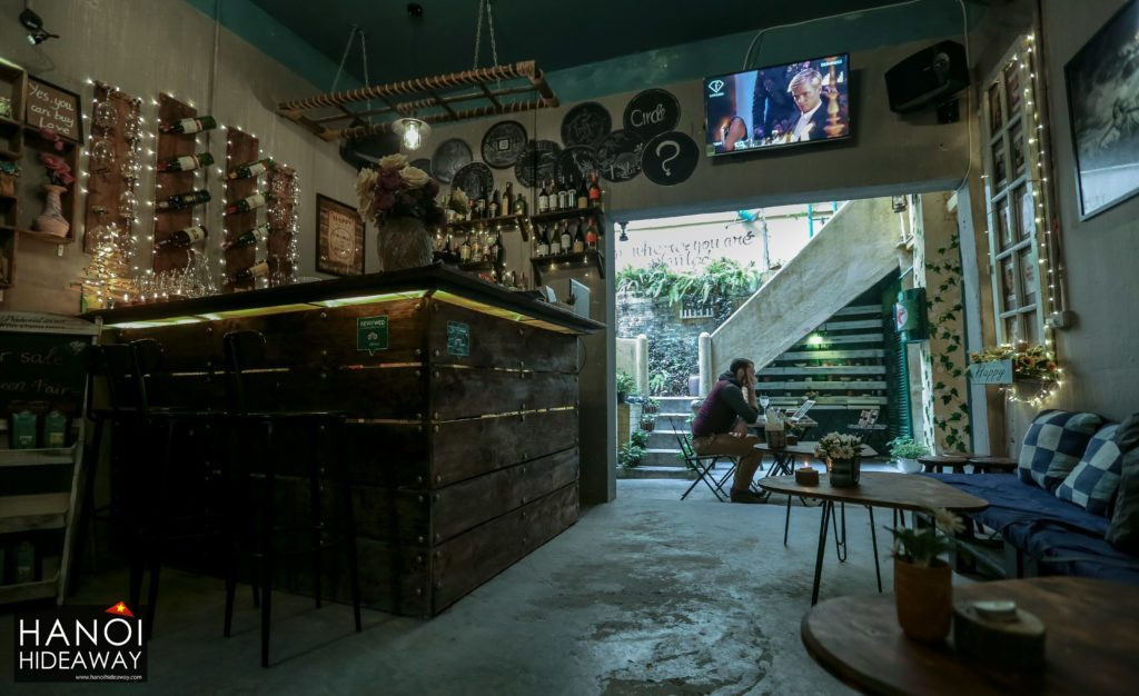 Nằm khuất sâu trong ngõ, nhưng Circle Coffee là một trong những quán cafe Hà Nội xưa thu hút du khách nước ngoài. Ảnh: Hanoi Hideaway.