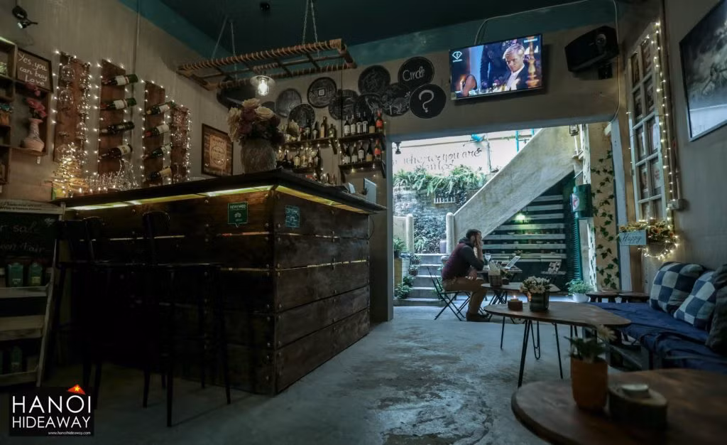 Nằm khuất sâu trong ngõ, nhưng Circle Coffee là một trong những quán cafe Hà Nội xưa thu hút du khách nước ngoài. Ảnh: Hanoi Hideaway.