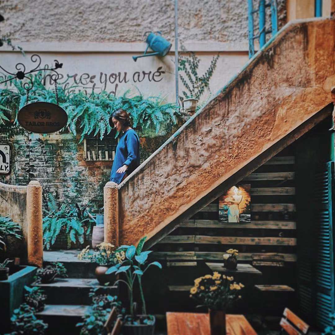 Không có ban công "thần thánh", nhưng quán ghi dấu ấn với góc cầu thang kết hợp giếng trời đặc trưng chỉ có ở kiến trúc nhà cổ Hà Nội.