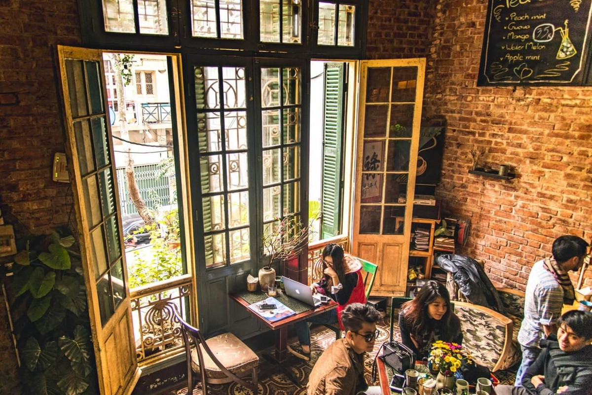 Cũng theo phong cách cafe Hà Nội cổ, Loading T nằm trên tầng 2 của biệt thự Pháp mang đậm dấu ấn Đông Dương.