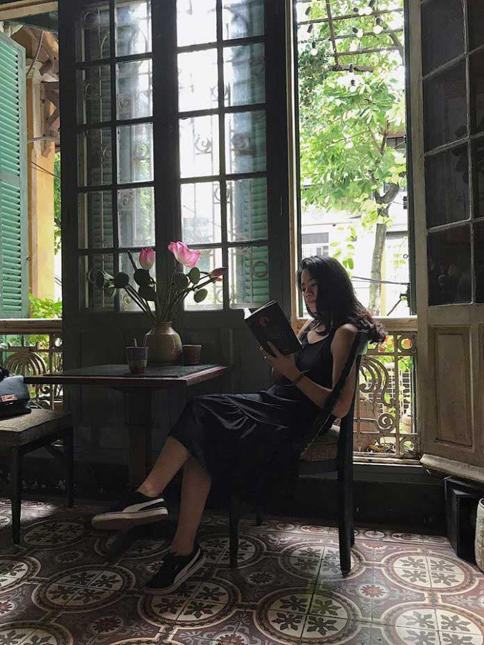 Với bức tường gạch, cửa sổ chớp màu xanh và gạch hoa bông lát sàn, quán cafe này mang lại cảm giác "con nhà quyền quý" cho thực khách.