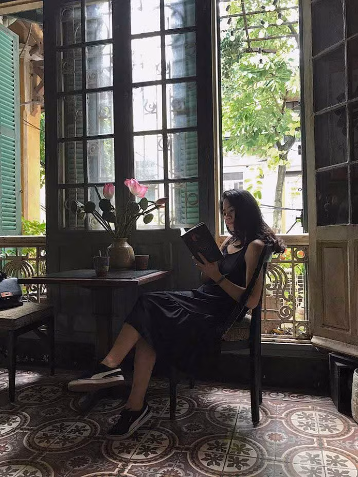 Với bức tường gạch, cửa sổ chớp màu xanh và gạch hoa bông lát sàn, quán cafe này mang lại cảm giác "con nhà quyền quý" cho thực khách.